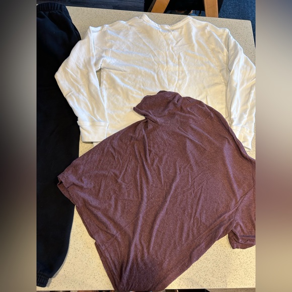 Aritzia Clothing Lot - Size S - Sweatpants, Sweater and T-Shirt - Picture 8 of 9